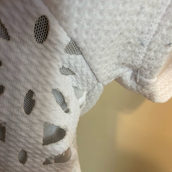 Fabletics short sleeve geometric pattern top. Size Medium - Picture 2 of 7